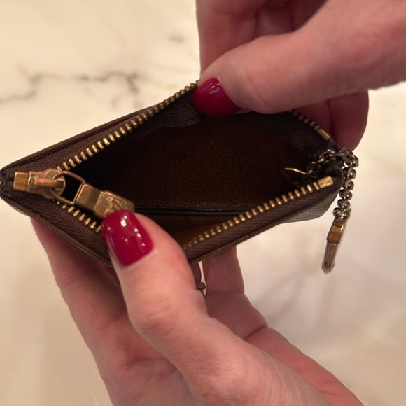 Louis Vuitton Key Pouch in Monogram - Picture 2 of 2